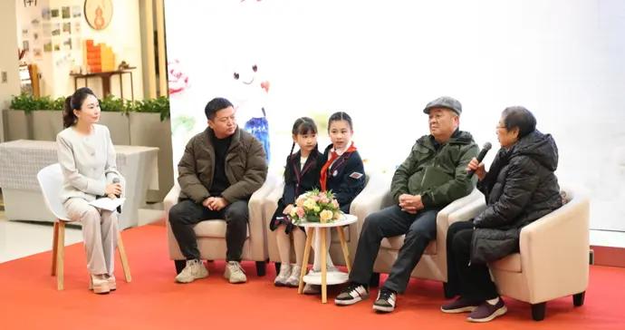 爲百名高齡獨居老人送上“防摔倒愛心包”，公益服務更有溫度