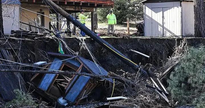 美國加州遭強風暴侵襲，至少3人死亡，12萬戶居民處於停電狀態