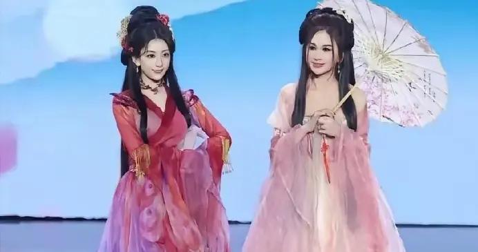 方媛產後穿薄裙商演，私下都穿厚毛衣很怕冷，三胎後胯很寬沒恢復