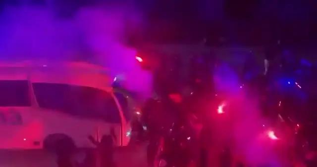 盛大迎接，150名西班牙人球迷凌晨用煙火與歌聲歡迎球隊凱旋