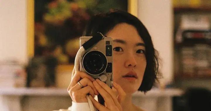 穿搭不跟風、素顏不p圖，她展示了40歲穿搭的另一種可能