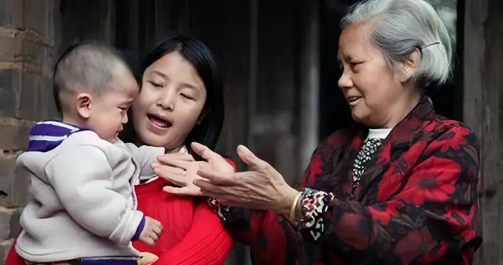 小學文憑奶奶帶娃天天玩“遊戲”，上學後老師追着問：咋這麼專注