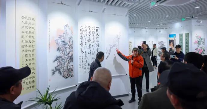 揚鞭追新夢，策馬繪丹青，書畫家揮毫潑墨喜迎新年