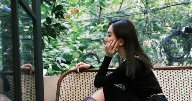 劉詩詩帶火了一種冬日穿法：“裙中靴”，時髦又高級，都能照着穿