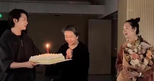 58歲江珊在劇組慶生，穿黑衣滿頭白髮體重超140斤，皺紋不掩美貌