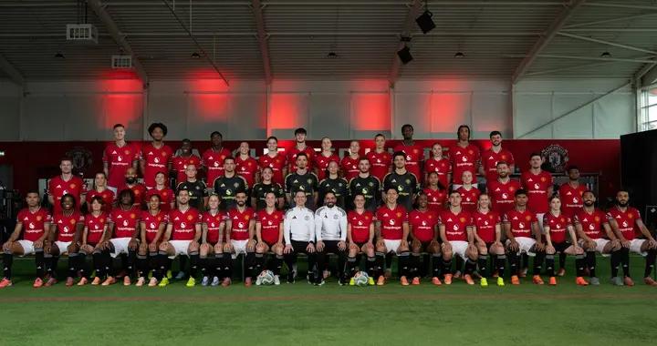 曼聯官方分享本賽季全家福，男女足球員一同拍攝