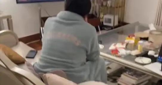 秦昊陪家人過聖誕，穿毛絨睡衣胖到150斤，住出租屋很冷東西雜亂