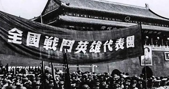 1950年10月1日，主席正和人民歡慶。警衛說：“您的兩封加急信”