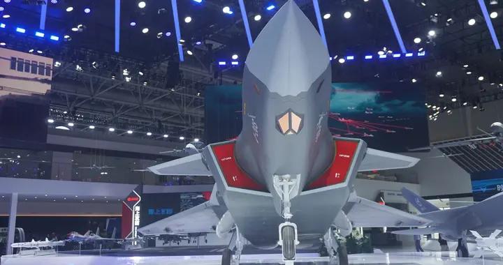 300架殲-20服役只是個開始？美國最擔心的雙座型號已經露面了！