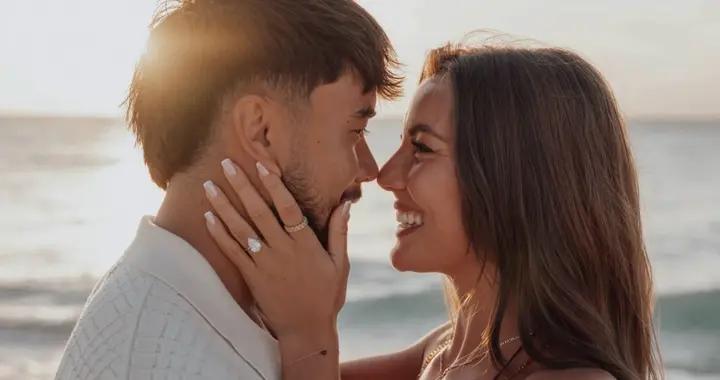 在海邊盡情相擁，伍小海向相戀6年的女友求婚成功