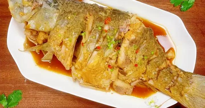 不管燉什麼魚，只放蔥薑蒜就錯了，教你一招，魚肉不腥，鮮嫩入味