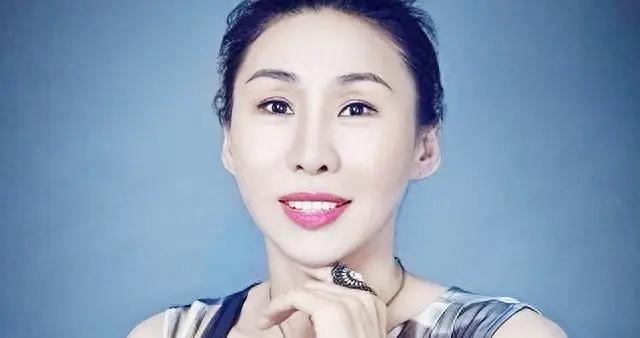 “籃球女神”苗立傑，退役嫁人又復出成主帥，穿搭隨性老公是軍官