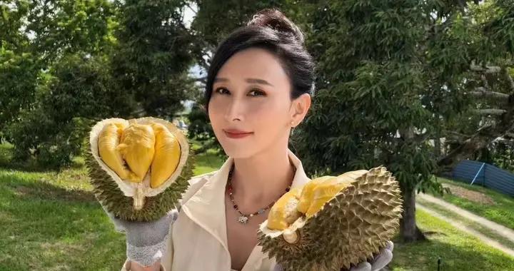 胡靜曬豪門生活，和朱兆祥五兄妹住6000平莊園，貓山王榴蓮掛滿枝