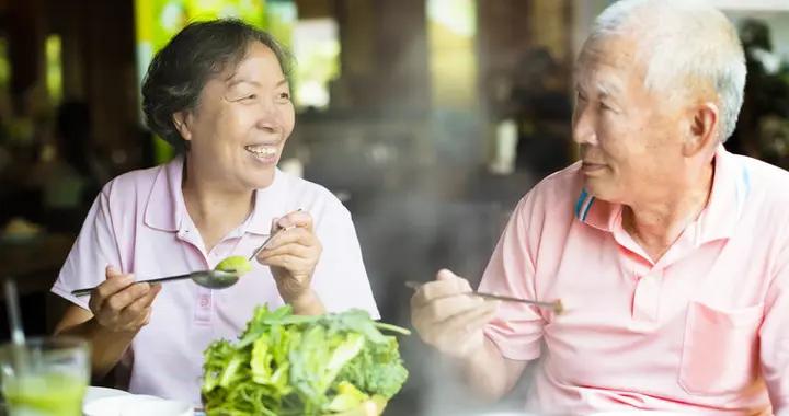 晚飯七分飽被推翻了？醫生調查：過了56歲，喫飯儘量要做到這5點