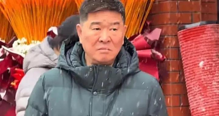 59歲鄒德江好落魄，頂着大雪給小飯店站臺，曾把趙本山徒弟趕下臺