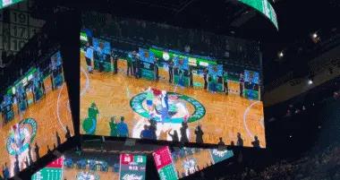 膜拜歐皇！綠軍一球迷參加中場抽獎活動，喜獲100萬美元獎金