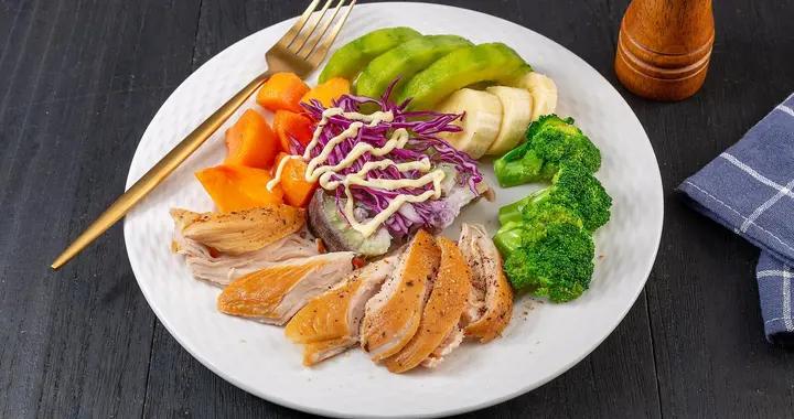 一個簡單、有效的減肥方式：晚餐喫雞胸肉+蔬菜