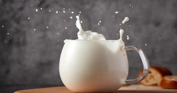 牛奶爲啥是“營養冠軍”？高鈣高蛋白還易吸收，5類人喝了更受益