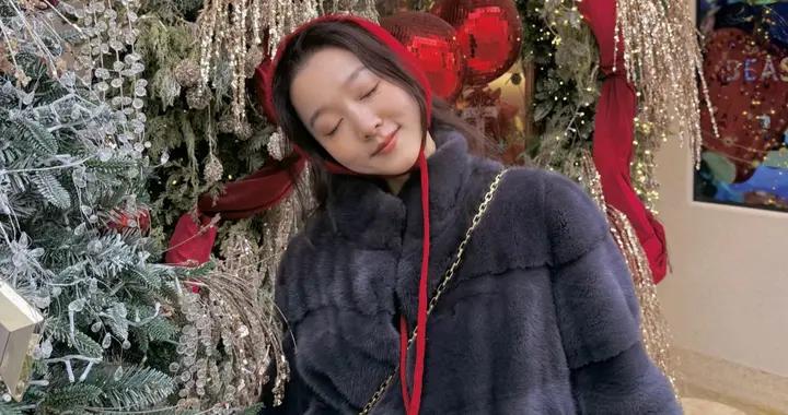 馬龍夏露帶娃過聖誕，龍嫂穿皮草戴小紅帽真喜慶，兒子新發型超帥