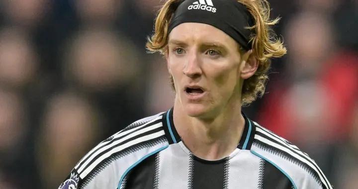 記者：裁判和VAR的判罰太糟糕了，戈登被撞不判點荒謬至極