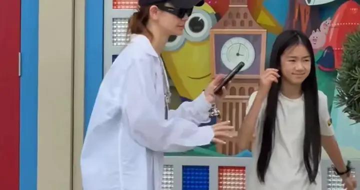 戚薇女兒大變樣，10歲就進入“尷尬期”，身高160臉黑眼小很普通