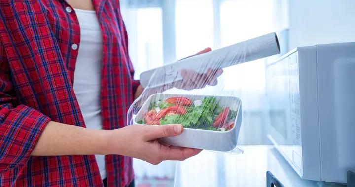 保鮮膜的這兩種用法，真的可能釋放有害物質