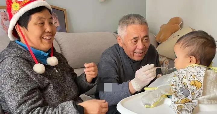 孩子加輔食後多喫飯還是多喝奶？奶奶媽媽吵翻天，爸爸：聽醫生的