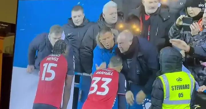 盧頓輸球后球迷在看臺訓話，旁邊的球迷看不過去和他打了起來