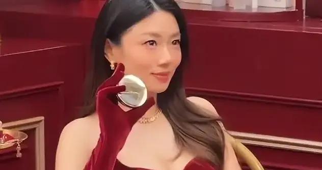 程曉玥懷二胎出盡風頭，挺孕肚穿超短裙踩10cm恨天高，富家女翻車