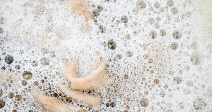 洗衣液泡泡越多，衣服洗得越乾淨？