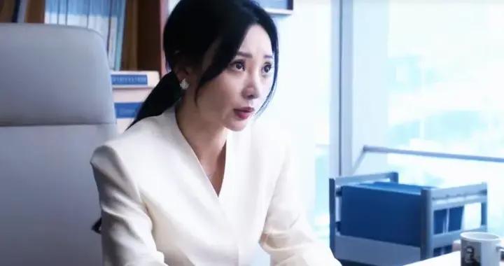 柳巖45歲狀態絕了！演《即刻上場》美女律師超貼，可惜敗在一張臉