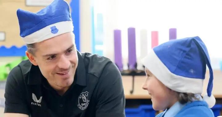 8歲小球迷喪父後母親患白血病，格拉利什邀請他現場觀賽+互動