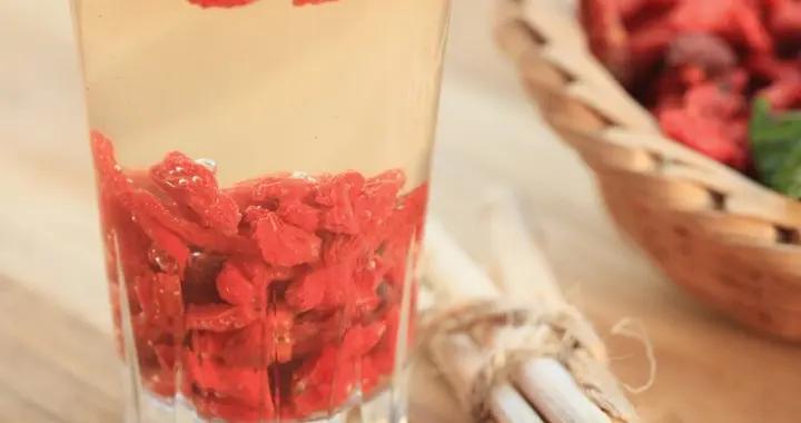 枸杞不但能生精，還能降血糖？枸杞幹喫好還是泡水好？告訴你答案