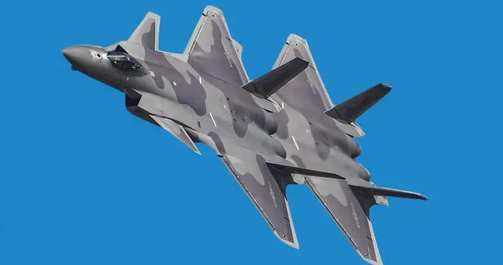 殲36雙機騰空，六代機角逐迎來轉折點！尾噴口暗藏兩條技術路線