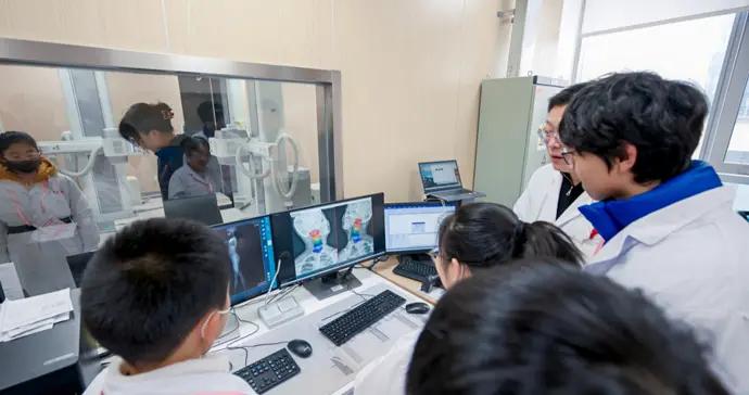 拍X光不能動？骨科影像新系統不僅讓患者“動”，更在動態中捕捉“痛點”