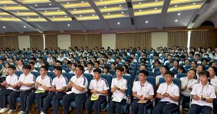 上理工附中攜手“軍號嘹亮”老戰士創新構建“大思政”心育體系