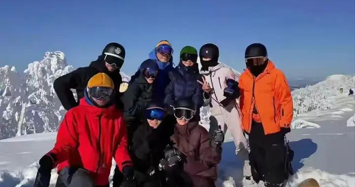 王菲帶小女兒滑雪，劉嘉玲梁朝偉作陪，李嫣脣部疤痕明顯