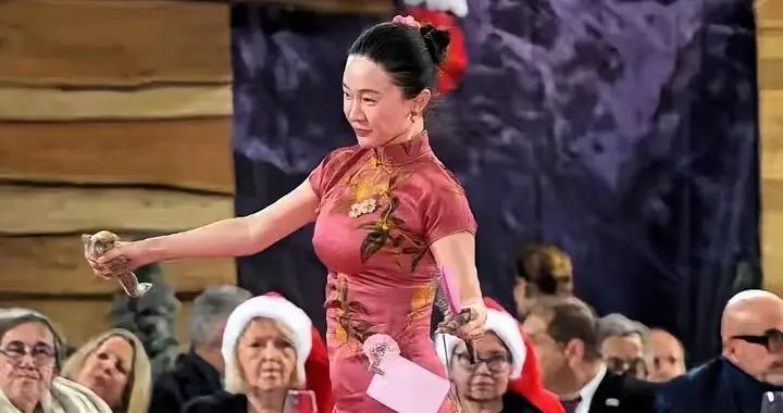 霍思燕瘦下來了！穿旗袍帶西施犬奪冠，“葫蘆身材”盡顯東方優雅