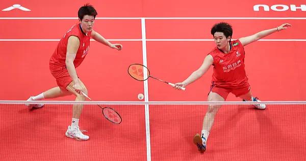 國羽闖入總決賽四項決賽，最保險的女雙卻出意外，“聖壇”組合淚別2025年