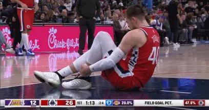 折損大將，祖巴茨落地不慎踩到詹姆斯扭傷腳踝，退出本場比賽