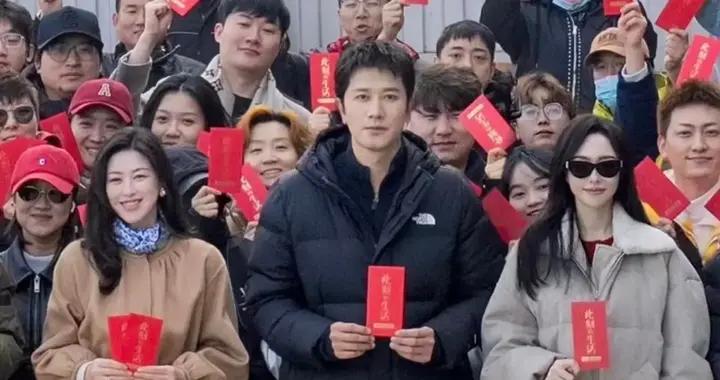 羅晉父親去世僅一個月，唐嫣穿一身“紅衣”現身，被吐槽不懂規矩