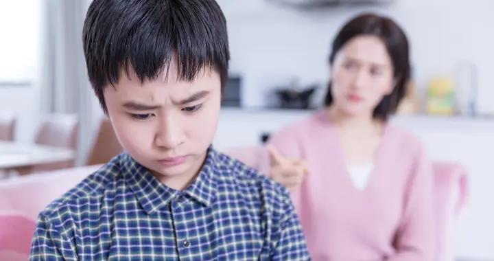 父母“隱形霸凌”孩子的3個表現，比打罵更傷人，家長還沾沾自喜