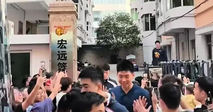 低碳出行，昨天廣東球隊大巴壞了，全隊乘坐公交車前往球館