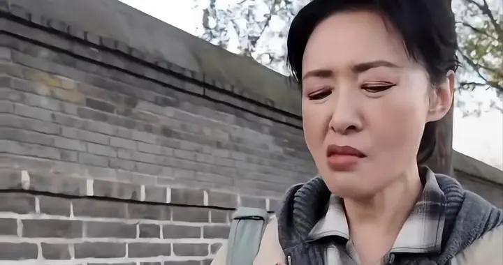 57歲周濤街頭探店，買20元一根糖葫蘆直言不便宜，難喫到不敢評論