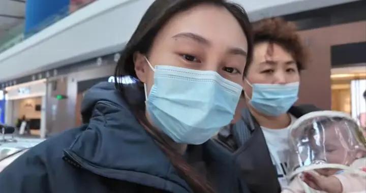 水亦詩遷徙攻略，給娃戴防護面罩在飛機上餵奶，3人團隊分工明確