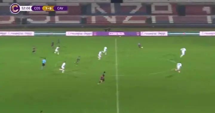 惡作劇，意丙科森扎隊球員庫安進球后在慶祝時假裝拉傷