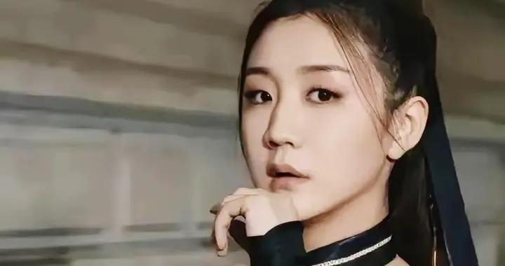 陳夢“半隱退”進軍時尚圈，巴黎國風肚兜造型太颯，黃曉明力挺！