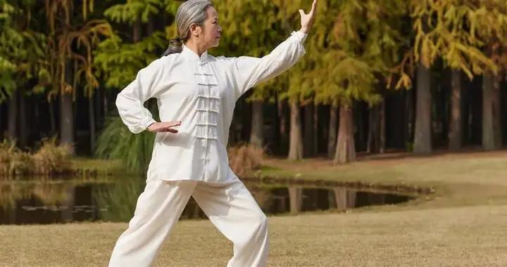 冬至一陽生，揉揉耳朵固腎氣，曬背艾灸溫腎陽