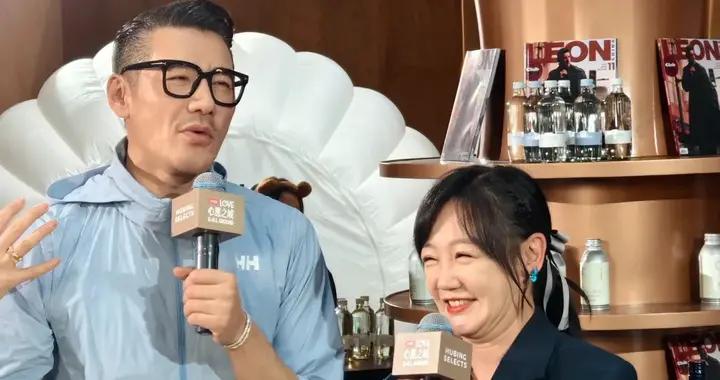 47歲薛佳凝變樣了，臉腫脖子粗下巴三層肉，穿搭土氣和胡兵像母子