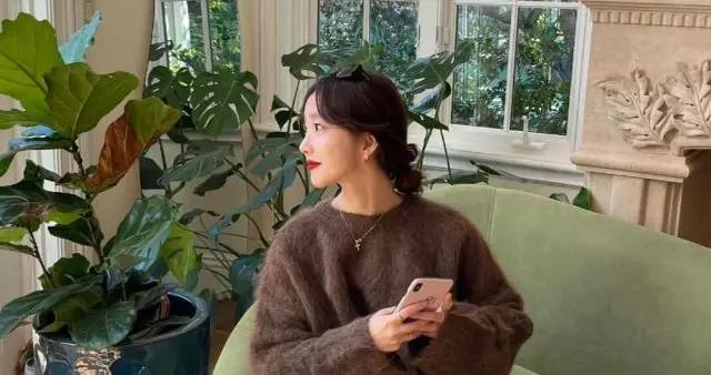 今年流行“毛衣+煙管褲”，這麼穿好看又高級！